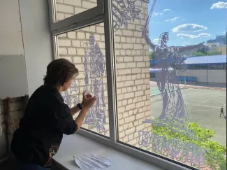 Студенты оформили окна лестничных пролетов